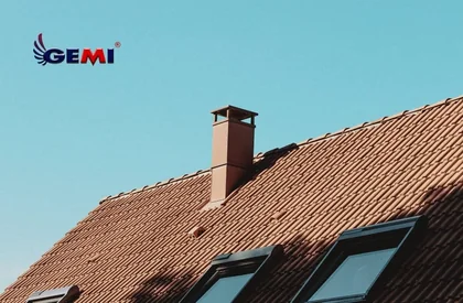 Ventos fortes fazem com que a fumaça da chaminé entre em sua casa? O Extrator de Fumaça para Lareira Gemi é a solução.
